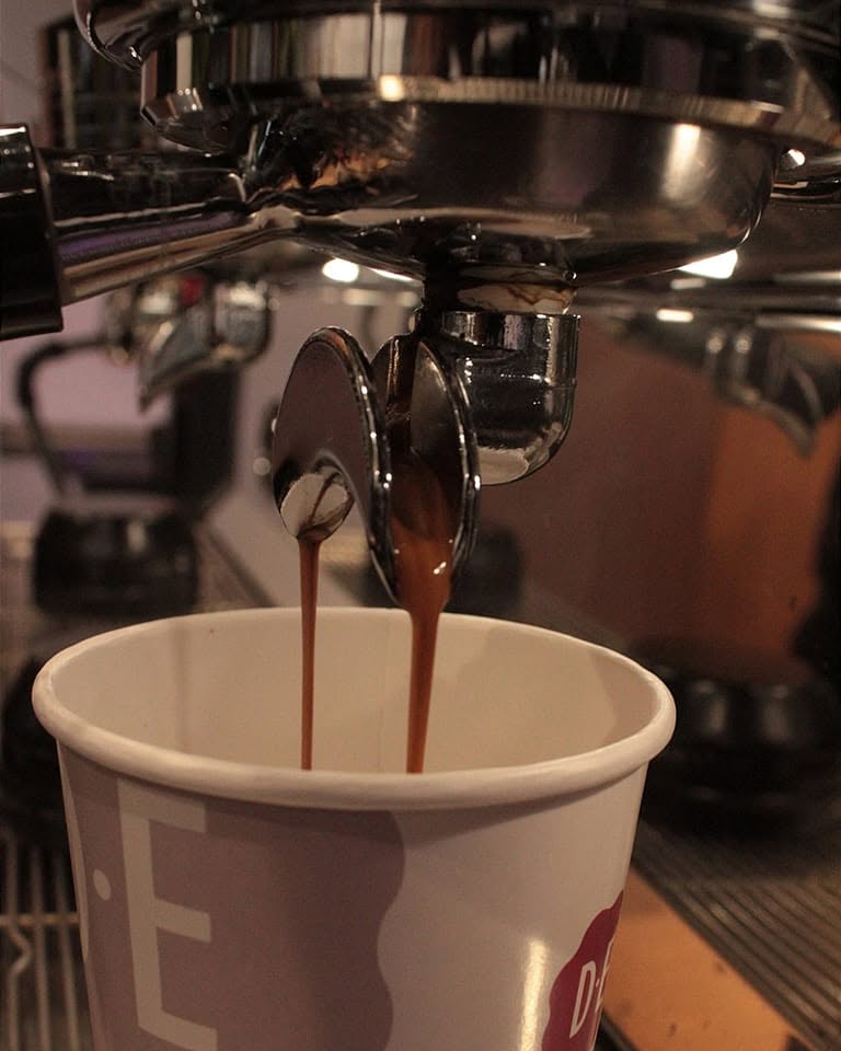 Φρέσκος espresso που τρέχει στο χαρακτηριστικό ποτήρι του Pueblo