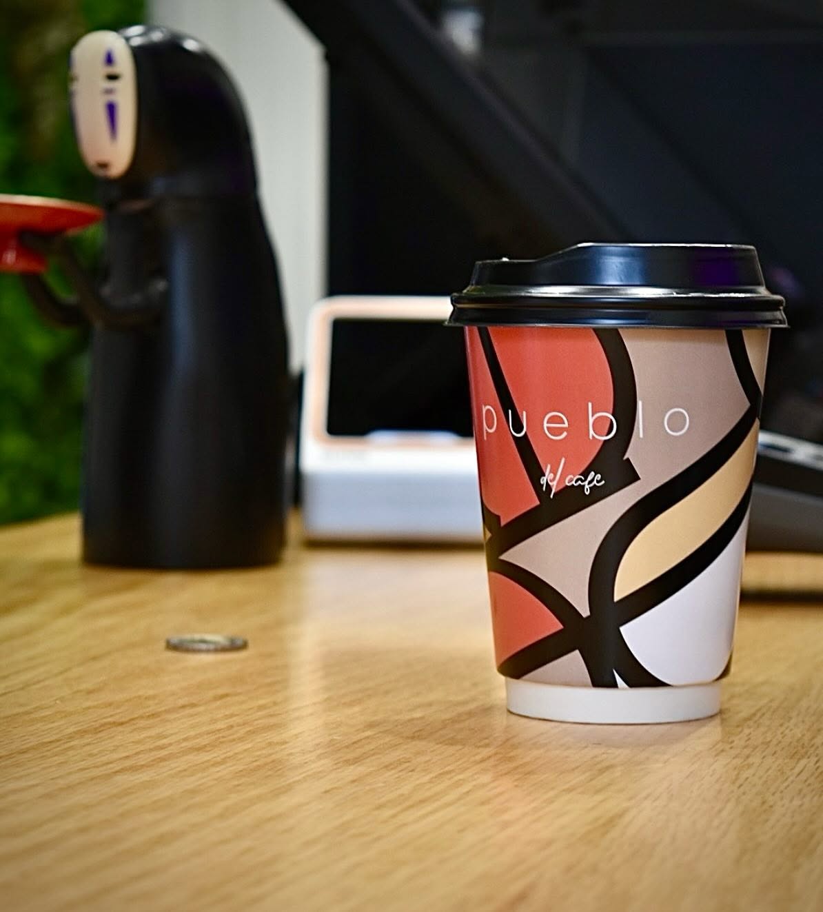 Χάρτινο ποτήρι coffee to go με το σχέδιο του Pueblo
